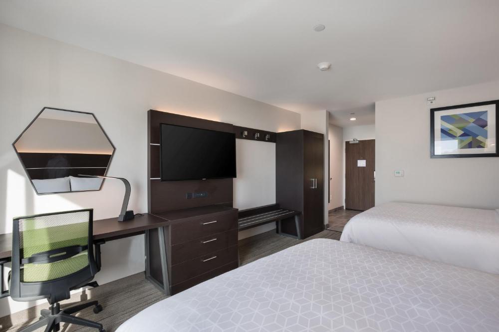 Standard Room with Two Queen Beds interior